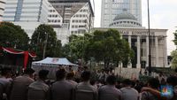 FOTO: Jelang Sidang Perdana Pagi Ini, Gedung MK Dijaga Ketat