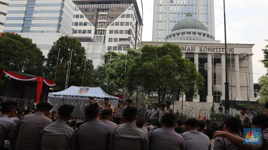Jelang sidang sengketa Pemilu Presiden 2019, aparat keamanan, TNI dan Polri sudah bersiaga di depan Gedung Mahkamah Konstitusi (14/06)