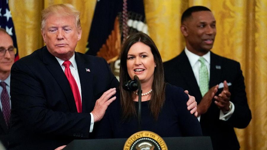 Trump kembali ditinggalkan pendukung setianya, kali ini giliran Sarah Sanders.