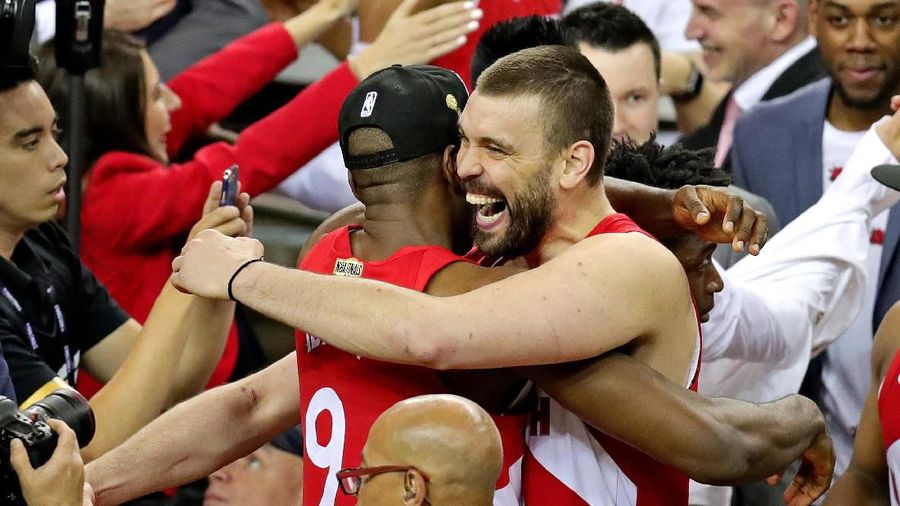 Untuk kali pertama sepanjang sejarah, akhirnya ada kakak-adik yang berhasil menjuarai NBA.