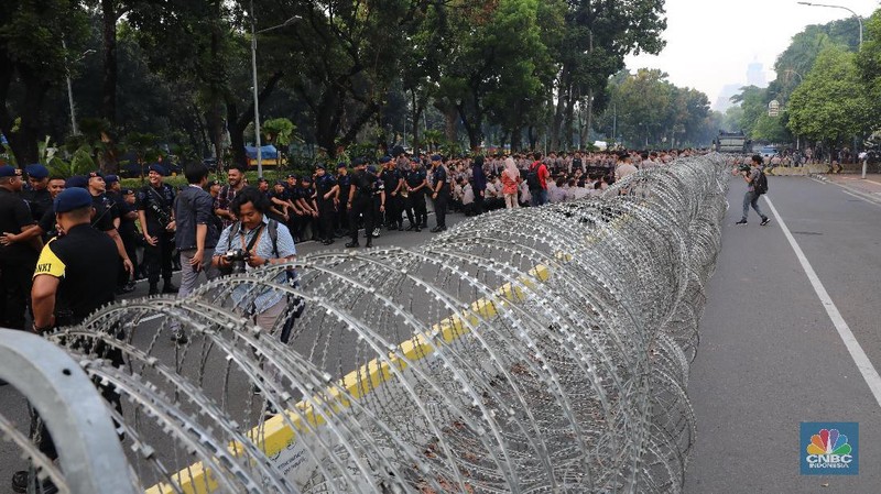 Jelang sidang sengketa Pemilu Presiden 2019, aparat keamanan, TNI dan Polri sudah bersiaga di depan Gedung Mahkamah Konstitusi (14/06)