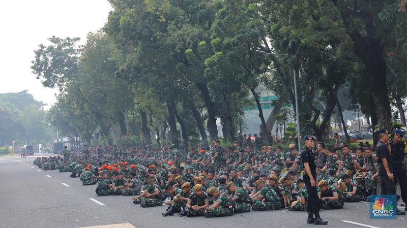 Jelang sidang sengketa Pemilu Presiden 2019, aparat keamanan, TNI dan Polri sudah bersiaga di depan Gedung Mahkamah Konstitusi (14/06)