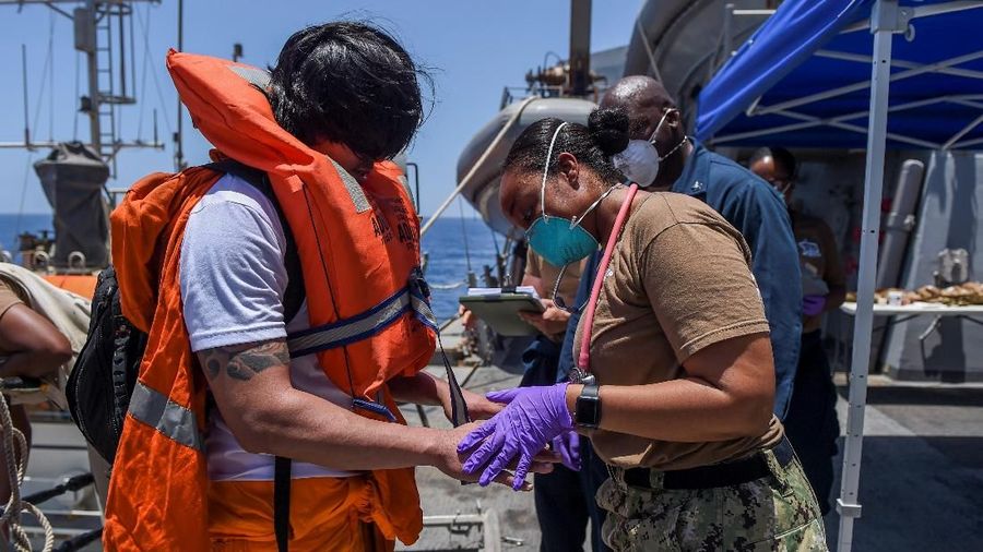 Dua kapal tanker minyak mengalami kerusakan yang cukup berat setelah mengalami ledakan ketika berlayar di dekat Selat Hormuz.