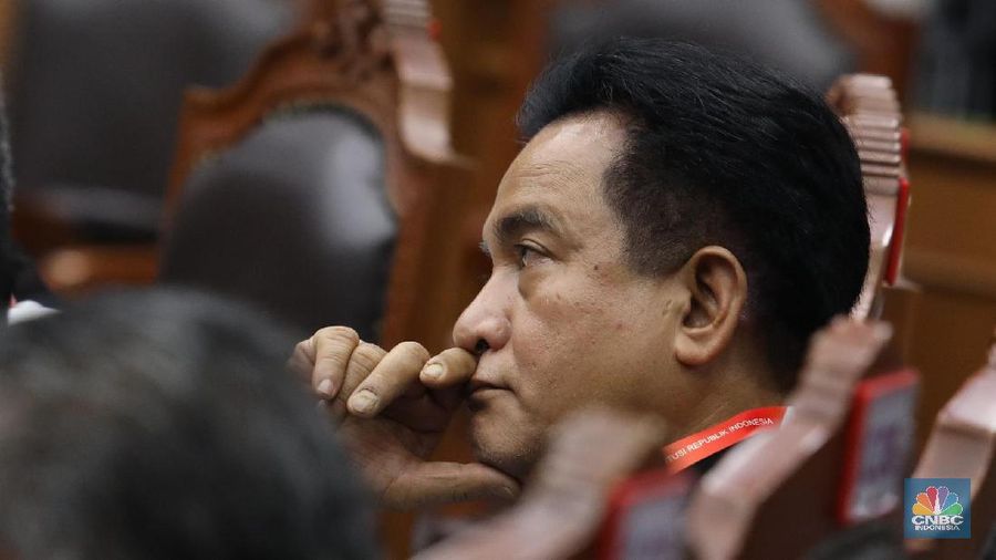 Ketua Tim Hukum Joko Widodo-Ma'ruf Amin, Yusril Ihza Mahendra Saat Sidang Gugatan Sengketa Pilpres 2019 (CNBC Indonesia/Muhammad Sabki)