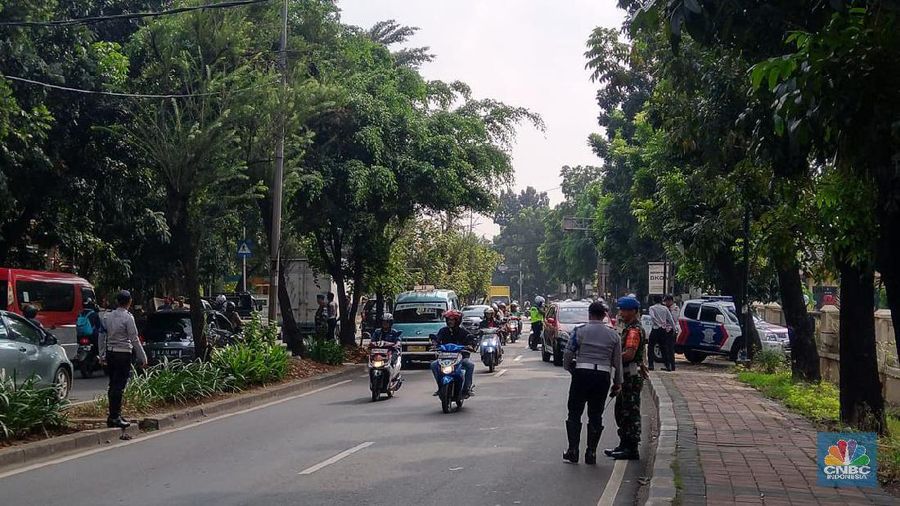 Berbarengan Sidang MK, Polisi-Dishub Gelar Razia Gabungan
Polisi-Dishub menggelar razia gabungan juga TNI di Radin Inten, Jakarta Timur pagi ini
Pengendara Motor dan Mobil diberhentikan untuk dicek kelengkapan surat-suratnya
Polisi menggelar razia Operasi Lintas Jaya
Salah satu petugas Kepolisian Jusa Agus mengatakan razia ini merupakan gabungan antara Satlantas Polda Metro Jaya, Garnisun, Dishub dan TNI AD AU dan AL
Razia digelar sejak pukul 09.00 WIB pagi. (CNBC Indonesia/Herdaru Purnomo)