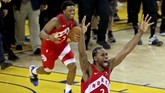 Dua pemain kunci Toronto Raptors, Kawhi Leonard dan Kyle Lowry merayakan kemenangan timnya atas Golden State Warriors sekaligus memastikan gelar juara NBA perdana bagi klub tersebut pada gim keenam final di Oracle Arena, Jumat (14/6). (Sergio Estrada-USA TODAY Sports via Reuters)