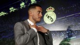 Eden Hazard resmi diperkenalkan Real Madrid di Stadion Santiago Bernabe, Kamis (13/6) malam waktu setempat. (REUTERS/Sergio Perez)