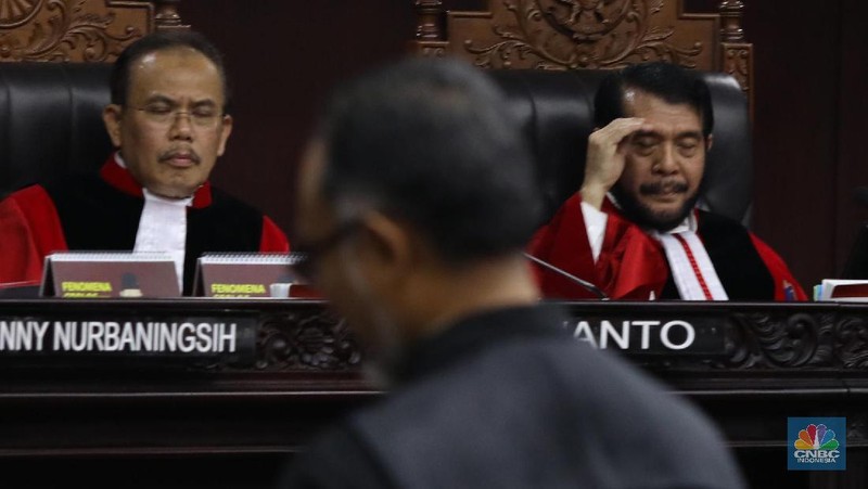Sidang perdana sengketa Pemilu Pilpres 2019 (14/06) tidak dihadiri Prabowo-Sandi, pihak pemohon dan Jokowi-Amin, pihak terkait. Namun berlangsung cukup serius. 