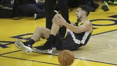 Guard Golden State Warriors, Klay Thompson, mengerang kesakitan setelah dilanggar guard Toronto Raptors, Danny Green, di paruh kedua gim keenam final NBA 2019 di Oracle Arena, Jumat (14/6). Thompson diketahui mengalami cedera anterior cruciate ligament (ACL) lutut. (Sergio Estrada-USA TODAY Sports via Reuters)