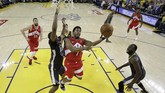 Point guard Toronto Raptors, Kyle Lowry, mendapatkan penjagaan ketat dari center Golden State Warriors, Kevon Looney, saat ingin mencetak angka di gim keenam final NBA 2019 di Oracle Arena, Jumat (14/6). (Tony AvelarPool Photo via USA TODAY Sports via Reuters)