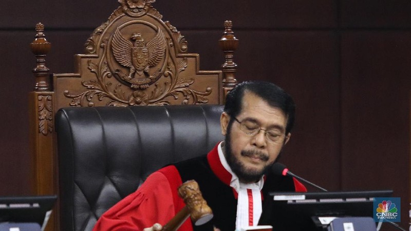 Sidang perdana sengketa Pemilu Pilpres 2019 (14/06) tidak dihadiri Prabowo-Sandi, pihak pemohon dan Jokowi-Amin, pihak terkait. Namun berlangsung cukup serius. 