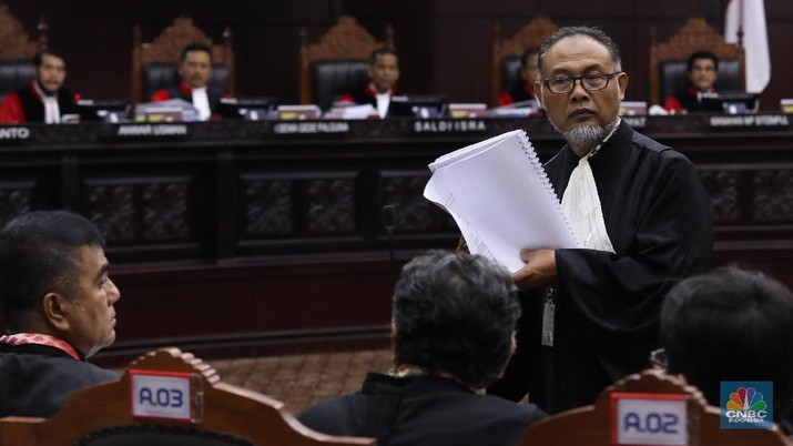 Tim hukum capres-cawapres Prabowo Subianto-Sandiaga Uno Bambang Widjojanto mengungkapkan semua dugaan kecurangan pada Pilpres 2019.
