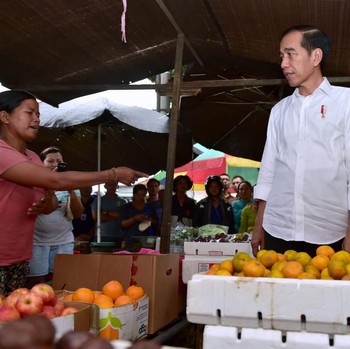 Di Tengah Sidang Gugatan di MK, Jokowi Kunjungi Pasar di Bali