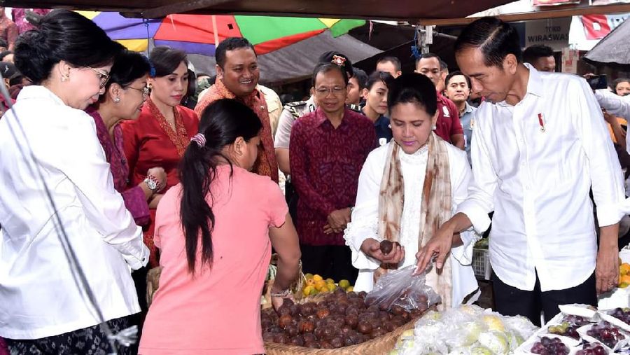 Menurut Kepala Negara, anggaran yang digunakan untuk revitalisasi Pasar Sukawati berasal dari APBN sebesar Rp89 miliar dan dari APBD sebesar Rp3,9 miliar.