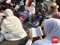 Emak-emak Ngaji Berjemaah di Sela Sidang Sengketa Pilpres