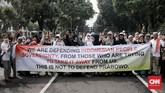 Unjuk rasa oleh Gerakan Nasional Kedaulatan Rakyat digelar di Silang Monas Barat Daya kawasan Patung Kuda Indosat. Jakarta. Jumat, (14/6), untuk mengawal sidang perdana gugatan sengketa pilpres 2019. (CNN Indonesia/Andry Novelino)