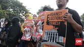 Massa aksi membentangkan beragam spanduk berisi aspirasi mereka. Salah satunya menyatakan bahwa aksi ini untuk mendukung Mahkamah Konstitusi mengembalikan suara rakyat yang menurut mereka diselewengkan dalam Pilpres 2019. (CNN Indonesia/Andry Novelino)