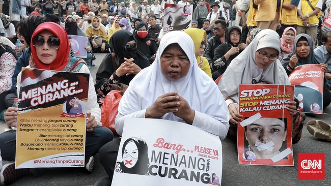 Kawal Sidang MK, Massa Prabowo Ngaji Bersama di Patung Kuda