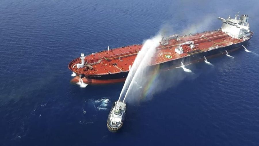 Dua kapal tanker minyak mengalami kerusakan yang cukup berat setelah mengalami ledakan ketika berlayar di dekat Selat Hormuz.