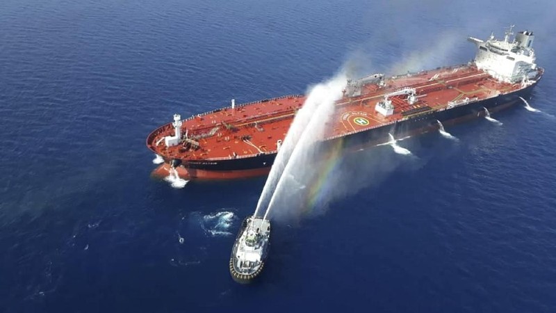 Dua kapal tanker minyak mengalami kerusakan yang cukup berat setelah mengalami ledakan ketika berlayar di dekat Selat Hormuz.