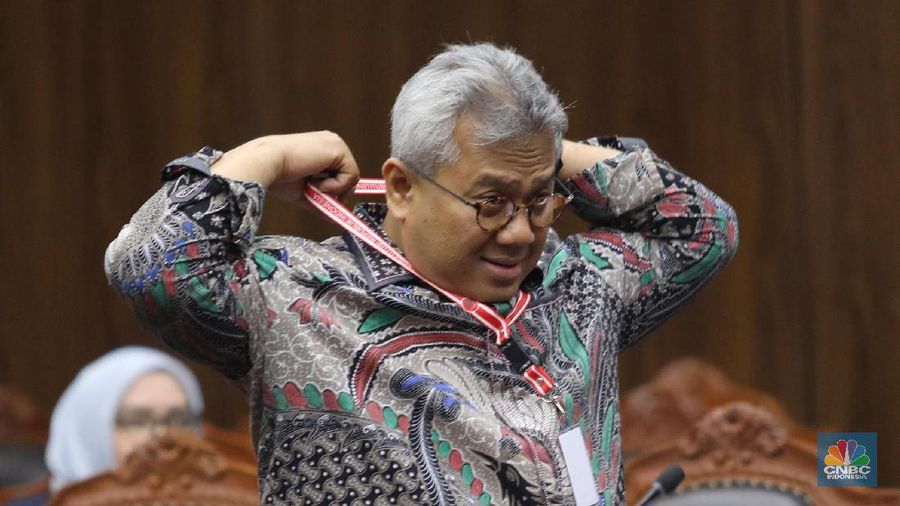 Sidang perdana sengketa Pemilu Pilpres 2019 (14/06) tidak dihadiri Prabowo-Sandi, pihak pemohon dan Jokowi-Amin, pihak terkait. Namun berlangsung cukup serius. 