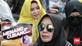 Aksi yang digelar sejak siang di kawasan sekitar Gedung MK ini berjalan damai. Aksi ini juga dihadiri oleh mantan penasihat KPK, Abdullah Hehamahua. (CNN Indonesia/Andry Novelino)