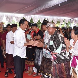 Jokowi Kasih Sertifikat Tanah, Apa Hubungannya dengan Saham?