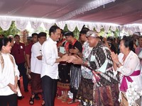 Jokowi Kasih Sertifikat Tanah, Apa Hubungannya dengan Saham?