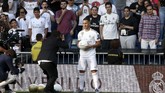 Perkenalan Eden Hazard di Stadion Santiago Bernabeu disaksikan hingga puluhan ribu fan di tribune. (REUTERS/Sergio Perez)