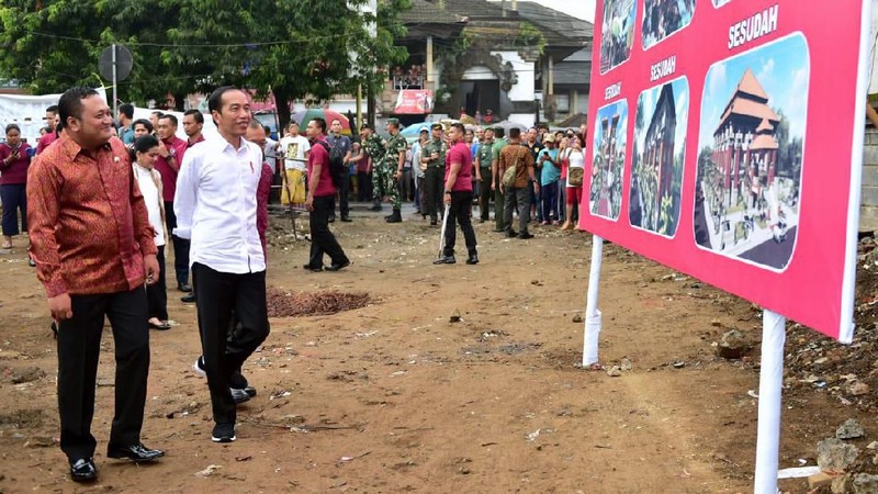 Menurut Kepala Negara, anggaran yang digunakan untuk revitalisasi Pasar Sukawati berasal dari APBN sebesar Rp89 miliar dan dari APBD sebesar Rp3,9 miliar.