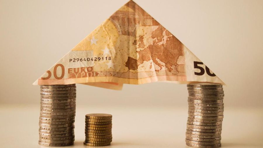 Mata uang euro menguat di awal perdagangan sesi Amerika Serikat (AS) Senin (17/6/19).
