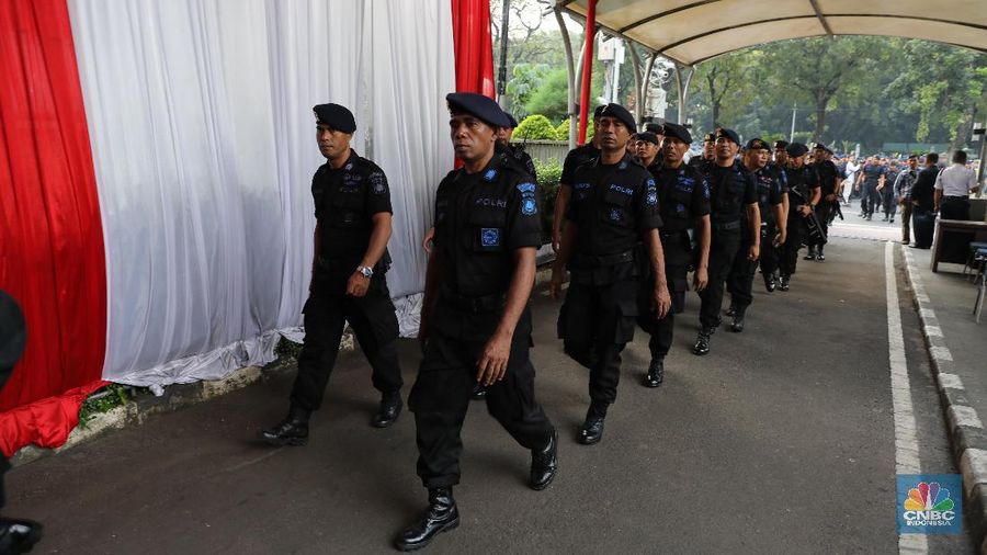 Jelang sidang sengketa Pemilu Presiden 2019, aparat keamanan, TNI dan Polri sudah bersiaga di depan Gedung Mahkamah Konstitusi (14/06)