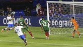 Setelah mencetak gol dari titik putih, Coutinho menggandakan keunggulan Brasil melalui sundulan memanfaatkan umpan Roberto Firmino pada menit ke-53. (REUTERS/Amanda Perobelli)