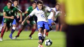 Philippe Coutinho yang menjadi eksekutor penalti menjalankan tugas dengan baik. Tembakan pemain Barcelona itu mengarah ke pojok kanan bawah gawang Bolivia dan tidak mampu dijangkau kiper Carlos Lampe. (REUTERS/Ueslei Marcelino)