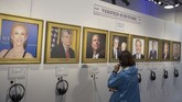 Salah satu cuitan Trump bertuliskan 'covfefe' menjadi yang paling banyak di-retweet hingga 107.309 kali turut mengisi museum. (Tasos Katopodis/Getty Images for Comedy Central/AFP)