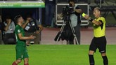 Gelandang Bolivia, Fernando Saucedo, menjadi pemain yang mendapat kartu kuning di Copa America 2019. Wasit Nestor Pitana harus melihat rekaman video sebelum memberi kartu kuning kepada Saucedo yang melanggar Casemiro. (REUTERS/Amanda Perobelli)
