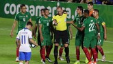 Pada menit ke-48 wasit Nestor Pitana melihat rekaman video yang berujung pada keputusan menunjuk titik putih lantaran handsball yang dilakukan bek Bolivia Adrian Jusino. (REUTERS/Amanda Perobelli)