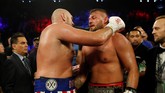 Tyson Fury mendatangi Tom Schwarz setelah dinyatakan sebagai pemenang lewat kemenangan technical knock out di ronde kedua dalam pertandingan kelas berat non gelar. (REUTERS/Mike Segar)