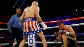 Petinju asal Jerman, Tom Schwarz, terduduk usai terkena pukulan kombinasi dari Tyson Fury di ronde kedua dalam pertarungan kelas berat non gelar di MGM Grand Garden Arena, Las Vegas, Sabtu (15/6) waktu setempat. (REUTERS/Mike Segar)