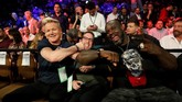 Legenda NBA, Shaquille O'Neal, dan koki ternama asal Skotlandia, Gordon Ramsay, turut menyaksikan pertandingan Tyson Fury dan Gordon Ramsay dalam partai non gelar di MGM Grand Garden Arena, Las Vegas, Sabtu (15/6). (REUTERS/Mike Segar)