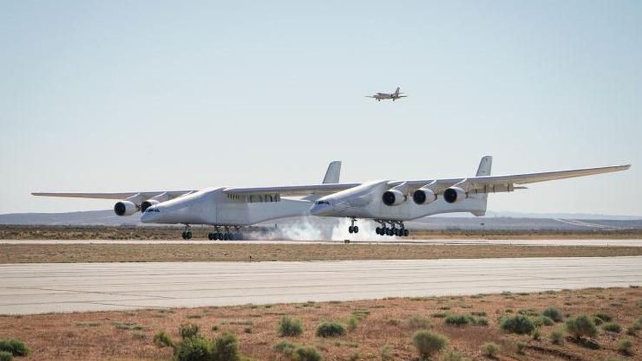 Stratolaunch merupakan pesawat terbesar di dunia.