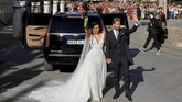 Sergio Ramos dan Pilar Rubio melambaikan tangan usai pernikahan. Ramos dan Rubio sudah bertunangan sejak Juli 2018. (REUTERS/Marcelo del Pozo)