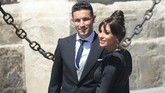 Pemain Sevilla dan rekan setim Sergio Ramos di timnas Spanyol, Jesus Navas, hadir bersama sang istri, Alejandra Moral. (CRISTINA QUICLER / AFP)