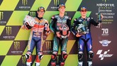 Marc Marquez (kiri), Fabio Quartararo (tengah), dan Maverick Vinales berpose di parc ferme usai babak kualifikasi MotoGP Catalunya 2019. (LLUIS GENE / AFP)
