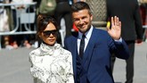 David Beckham dan Victoria melambaikan tangan ke arah fotografer. Beckham menjadi rekan setim Sergio Ramos di Real Madrid pada 2005 hingga 2007. (REUTERS/Marcelo del Pozo)