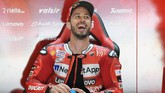 Pebalap Ducati Andrea Dovizioso tersenyum. Dovizioso akan start dari belakang Valentino Rossi pada balapan MotoGP Catalunya 2019. (LLUIS GENE / AFP)