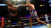 Tyson Fury yang pernah memegang sabuk juara WBA, IBF, dan WBO tahun 2015 membuat Tom Schwarz kesulitan untuk memberikan perlawanan hingga akhirnya kalah karena technical knock out di ronde kedua. (REUTERS/Mike Segar)