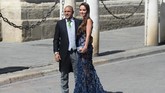Mantan bek kiri Real Madrid Roberto Carlos hadir bersama sang istri, Mariana Luccon. Sergio Ramos dan Pilar Rubio sudah dikaruniai tiga putra. (CRISTINA QUICLER / AFP)