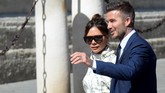 Legenda timnas Inggris dan Real Madrid David Beckham bersama istri, Victoria, menjadi salah satu sosok yang mendapat sambutan meriah di pernikahan Sergio Ramos dan Pilar Rubio. (CRISTINA QUICLER / AFP)