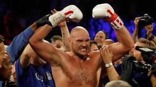 FOTO: Tyson Fury Menang di Ronde Kedua Atas Schwarz